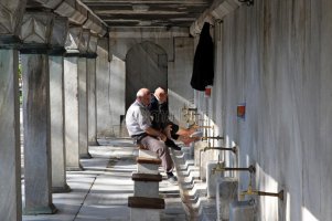islamic-men-washing-their-feet-entering-mosque-41416082.jpg